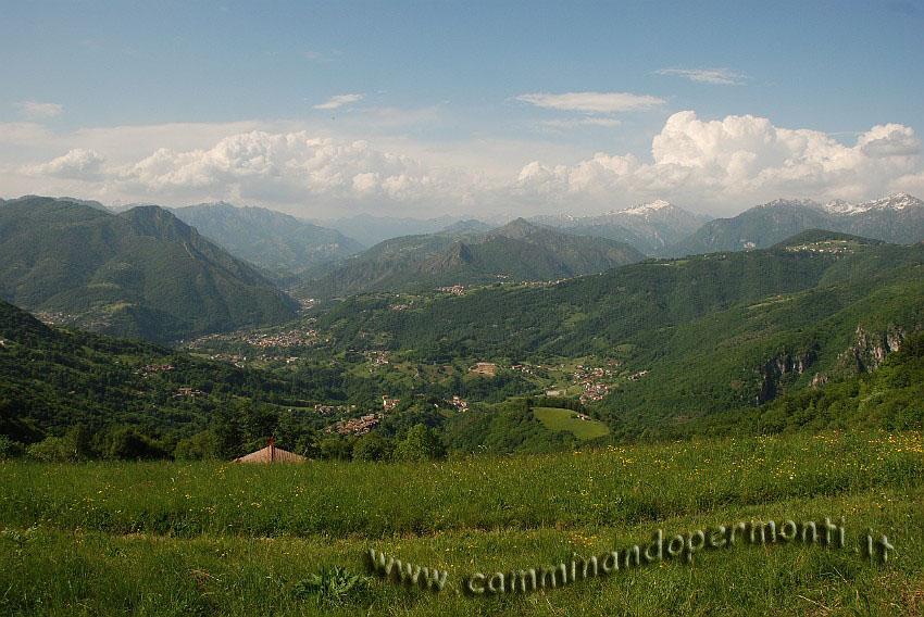 09 04460 Panorama verso le frazioni di Zogno e Val Brembana.JPG